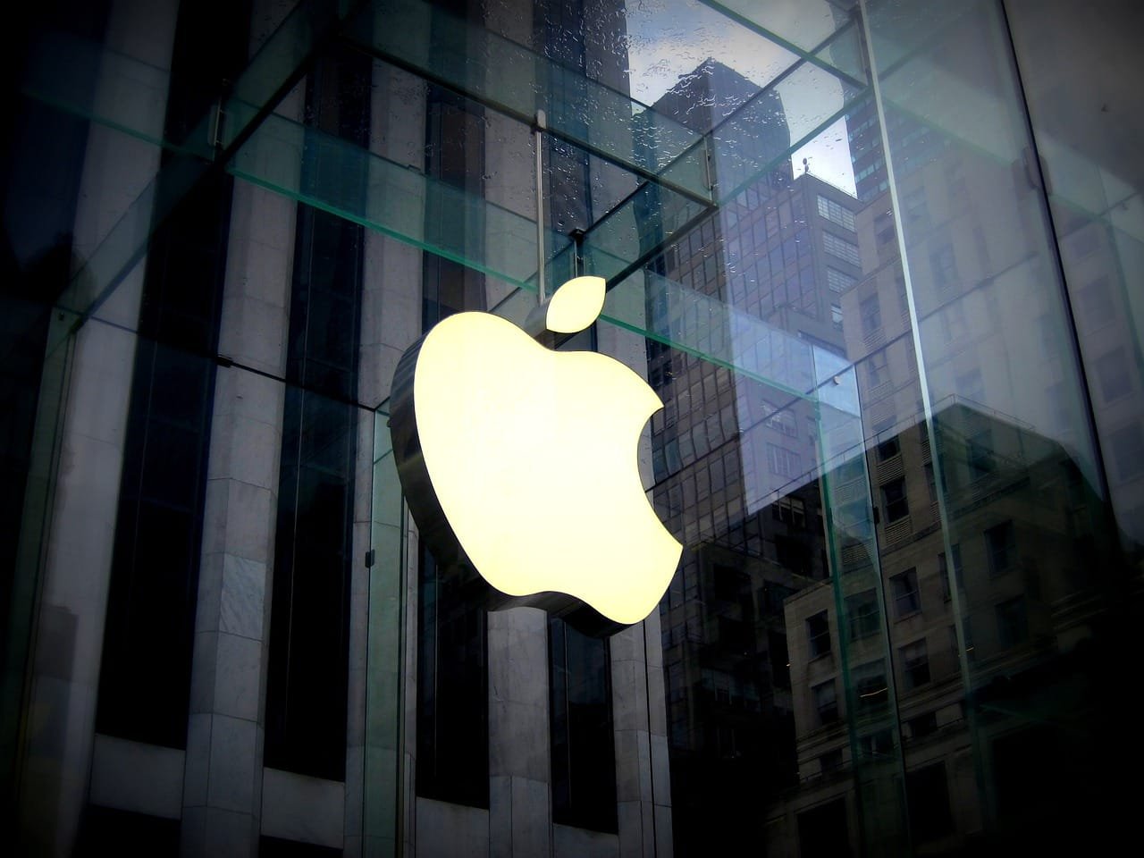 Apple Partners with AWS to Advance AI Capabilities
